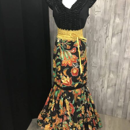 Camisa flamenca negra sin manga con bonito detalle de garrucha en su pecho espalda redonda y escote en pico y mangas ranglán