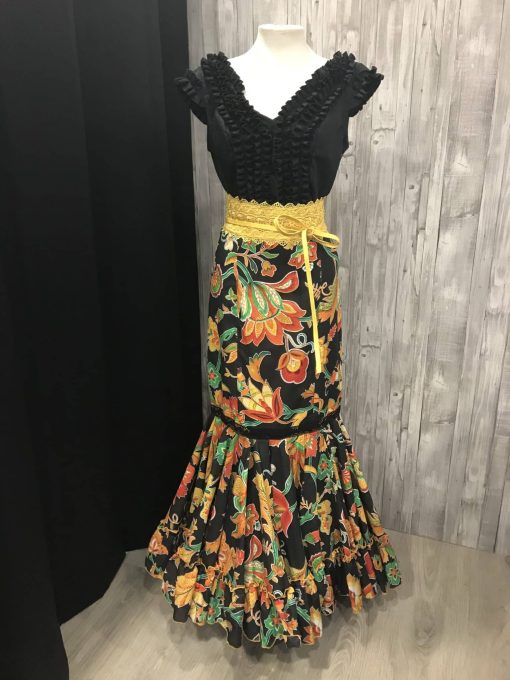 Camisa flamenca negra sin manga con bonito detalle de garrucha en su pecho espalda redonda y escote en pico y mangas ranglán