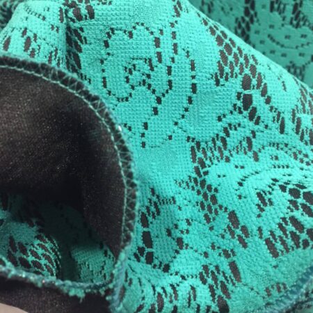 Traje de flamenca en encaje elástico entero con manga al codo y acabado en siete volantes en su falda