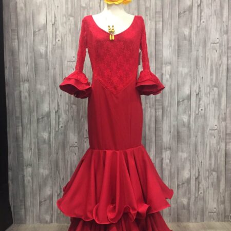 traje de flamenca con encaje en mangas.
