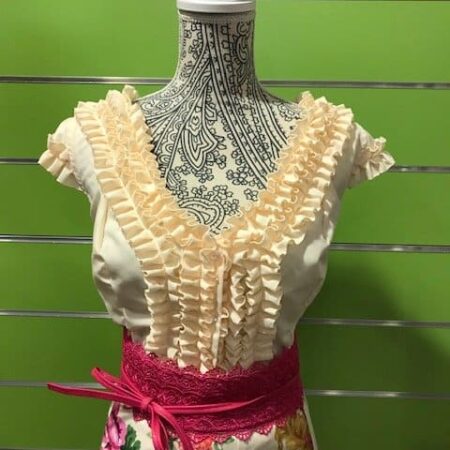 Camisa flamenca beige sin manga con bonito detalle de garrucha en su pecho espalda redonda y escote en pico y mangas ranglán