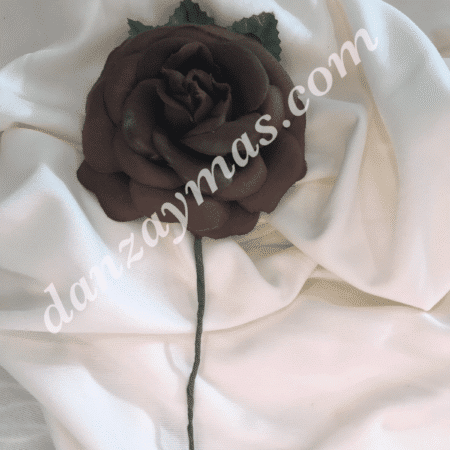 Flor flamenca pequeña fabricada en tela con tallo y hoja para colocar en tu pelo a juego con tus trajes de flamenca.