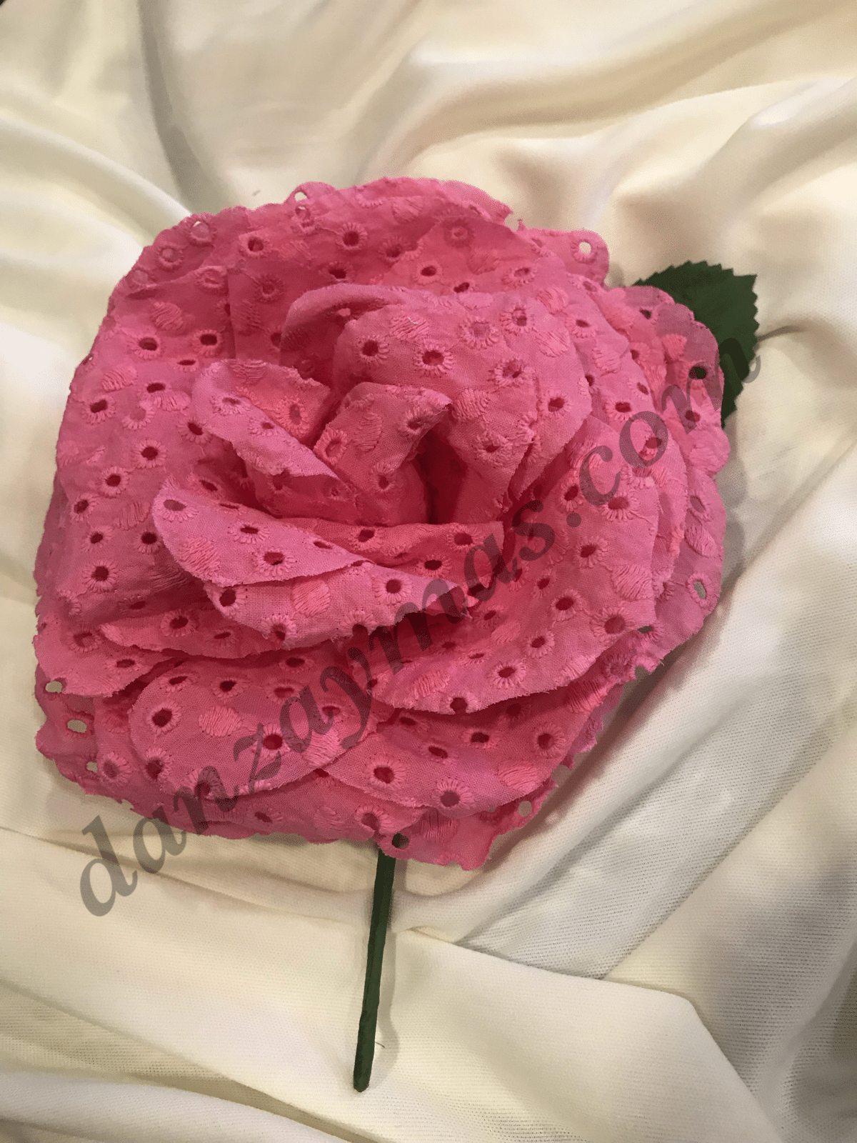 Flor flamenca en tela perforada 242