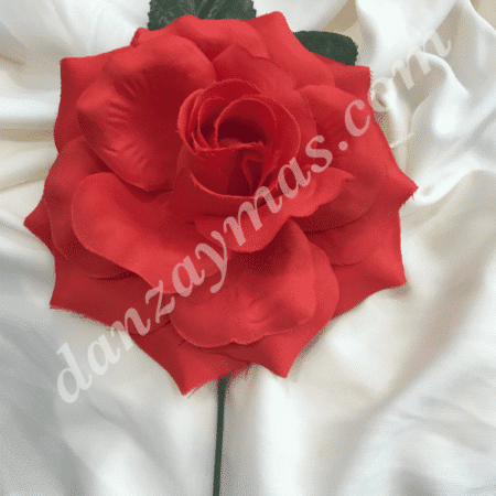 Flor flamenca mediana para el pelo fabricada en tela con dos hojas decorando y tallo para poder ponertela con horquillas.