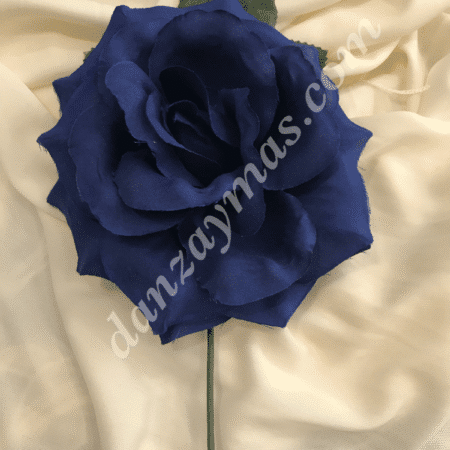 Flor flamenca mediana para el pelo fabricada en tela con dos hojas decorando y tallo para poder ponertela con horquillas.