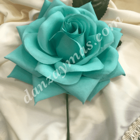 Flor flamenca mediana para el pelo fabricada en tela con dos hojas decorando y tallo para poder ponertela con horquillas.