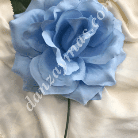 Flor flamenca mediana para el pelo fabricada en tela con dos hojas decorando y tallo para poder ponertela con horquillas.