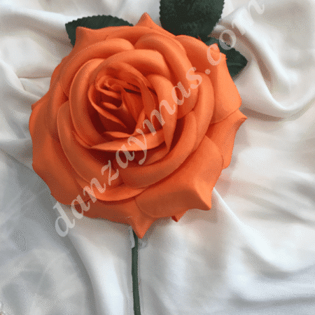 Flor flamenca mediana para el pelo fabricada en tela con dos hojas decorando y tallo para poder ponertela con horquillas.
