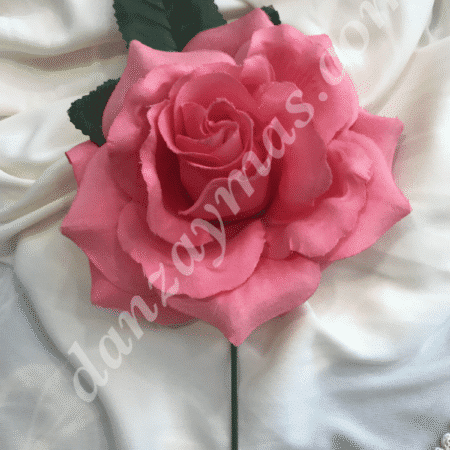 Flor flamenca mediana para el pelo fabricada en tela con dos hojas decorando y tallo para poder ponertela con horquillas.