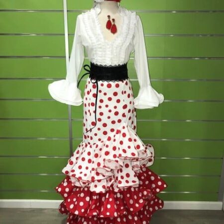 Camisa flamenca blanca con manga al codo y con volantes en ella