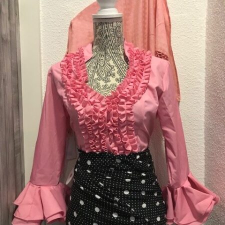 Camisa flamenca rosa con manga al codo y con volantes en ella