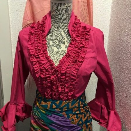 Camisa flamenca fucsia con manga al codo y con volantes en ella