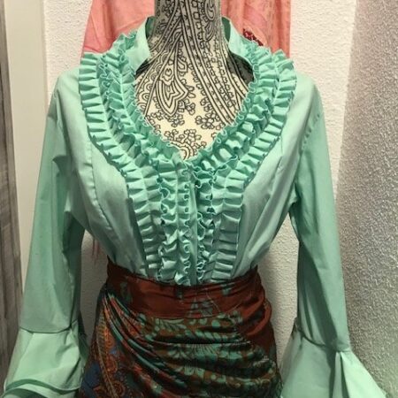 Camisa flamenca verde claro con manga al codo y con volantes en ella