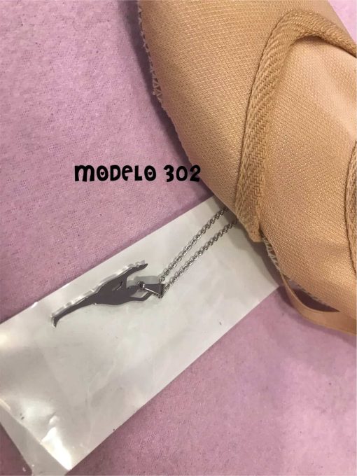 Colgante rítmica con figura en acero