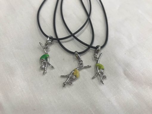 Colgante rítmica con cordón negro y figura 