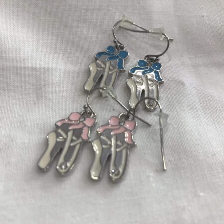 Pendientes esmaltados con zapatillas de ballet.