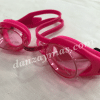 Gafas de natación para adulto de silicona con lentes moldeadas para mejorar la hidrodinamica , con marco flexible y banda doble trasera.