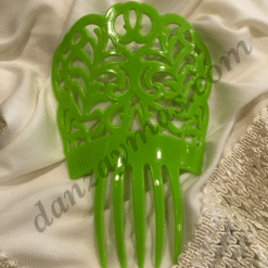 Peineta flamenca pequeña con motivos triviales y originales fabricada en acetato mas resistente y brillante que el plastico.