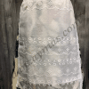Delantales bordados de huertana en organza con bordados en hilo del mismo color blanco roto. Con forro