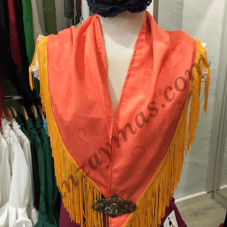 Mantoncillos de flamenca naranja con flecos en color yema, un color atrevido pero original para tu traje de flamenca