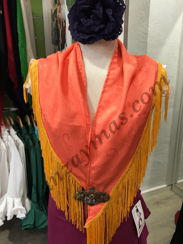 Mantoncillos de flamenca naranja con flecos en color yema, un color atrevido pero original para tu traje de flamenca