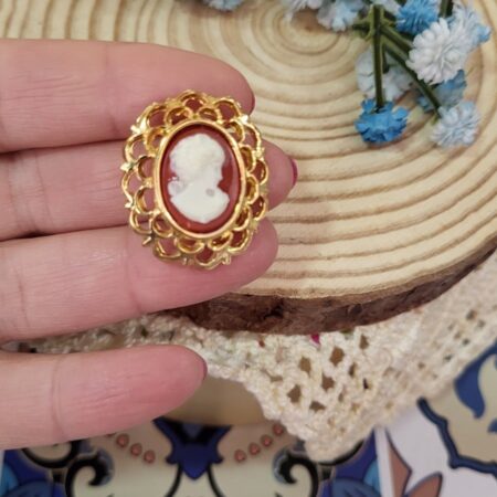 Broche camafeo dorado