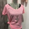 Camisetas bailarina rosa con cuello en pico y manga corta con una bonita bailarina en el pecho