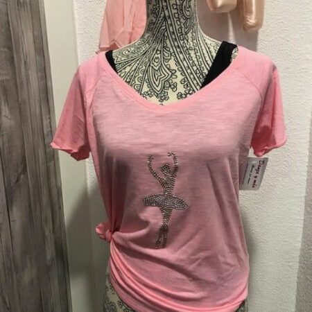 Camisetas bailarina rosa con cuello en pico y manga corta con una bonita bailarina en el pecho
