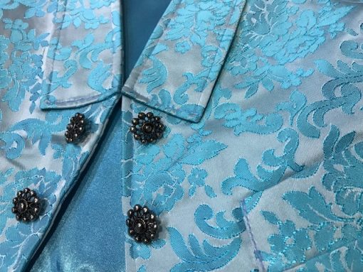 Chaleco huertano celeste y plata confeccionado en tejido brocado con solapa y bolsillos.