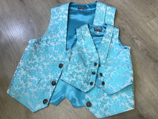 Chaleco huertano celeste y plata confeccionado en tejido brocado con solapa y bolsillos.