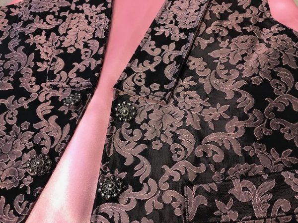 Chaleco de huertano rosa/negro brocado combinado a la perfección
