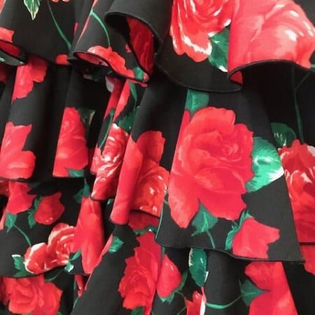Falda ensayo estampada y negra con cinco volantes de gran calidad