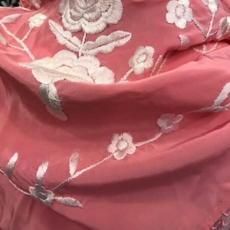 Pico rosa bordado en beige para señora con unas preciosas rosas bordadas en el, combinalo con tu refajo porque es precioso.