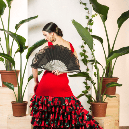 Vestido de ensayo Zalamea e punto elástico rojo y siete volantes estampados