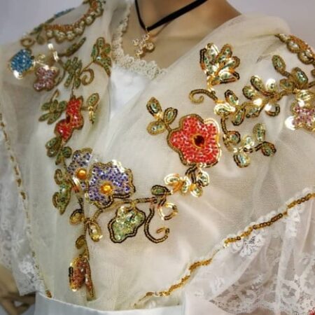 Traje de huertana de lujo compuesto por corpiño,refajo bordado de lentejuelas, delantal de lentejuelas y pañoleta de tul raso