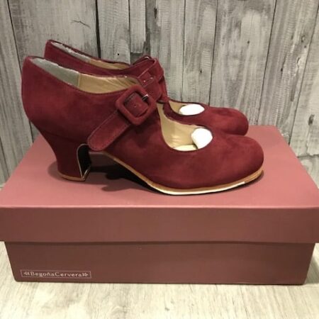 Zapatos flamenco tablas de la marca Begoña Cervera. Un zapato fabricado en ante burdeos con tacón carrete