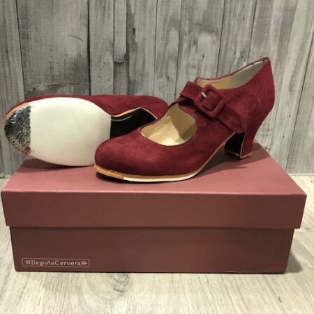 Zapatos flamenco tablas de la marca Begoña Cervera. Un zapato fabricado en ante burdeos con tacón carrete