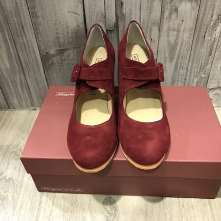 Zapatos flamenco tablas de la marca Begoña Cervera. Un zapato fabricado en ante burdeos con tacón carrete