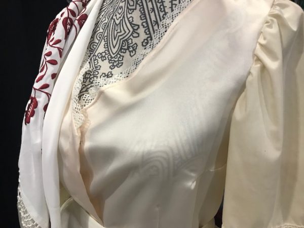 Corpiño de huertana beige de raso con mangas del mismo color en algodón, una bonita blusa que hace las veces de corpiño para el traje de huertana.