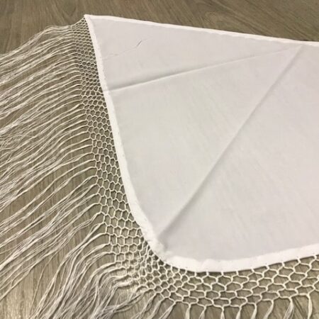 Mantón de huertana bebe blanco con flecos cosidos a mano