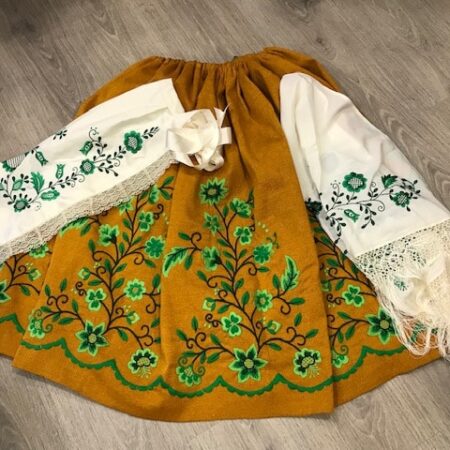Juego delantal y pico huertana en beige bordadas sus flores en tonos verdes para que hagan la misma combinación entre si