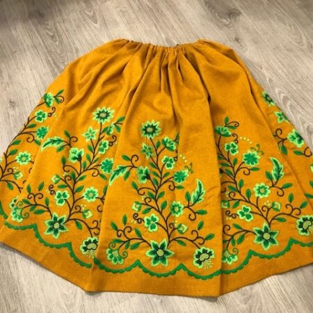 Refajo huertana señora en color mostaza y bordadas sus flores en tonos verdes matizadas