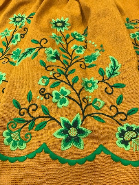 Refajo huertana señora en color mostaza y bordadas sus flores en tonos verdes matizadas