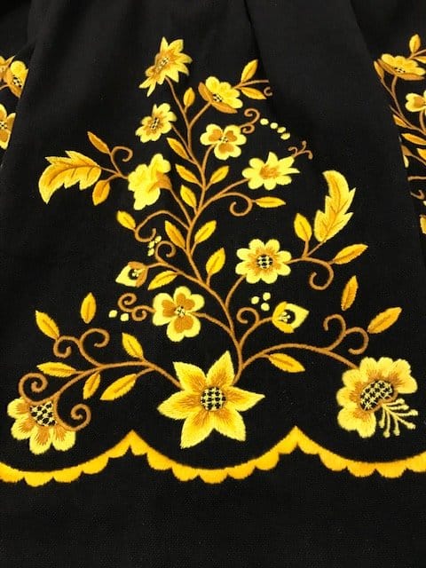Refajo de huertana negro y amarillo de señora con preciosos bordados