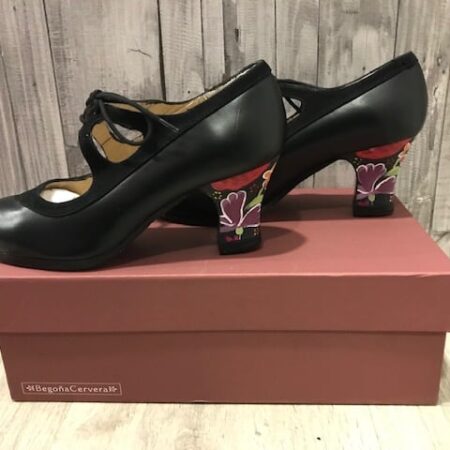 Zapatos Begoña Cervera negros con tacón pintado a mano con flores rosas