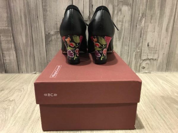 Zapatos Begoña Cervera negros con tacón pintado a mano con flores rosas
