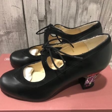 Zapatos Begoña Cervera negros con tacón pintado a mano con flores rosas
