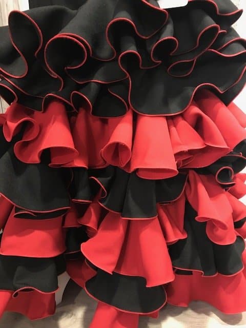 Falda flamenca roja y negra con cinturilla alta y volantes combinados
