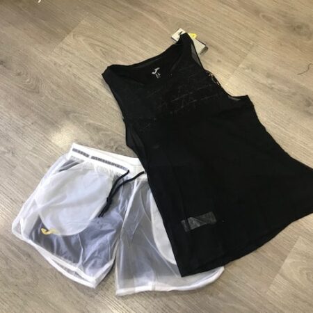 Pantalón short blanco de la marca Joma con malla interior en negro para mayor confort