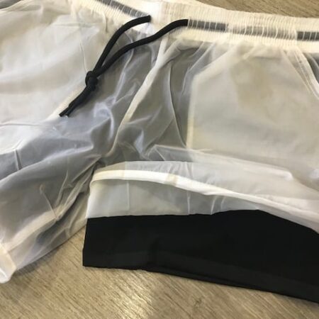 Pantalón short blanco de la marca Joma con malla interior en negro para mayor confort